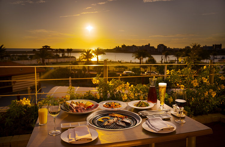 目の前に広がる青い海と夕日を一望　 テラスBBQ