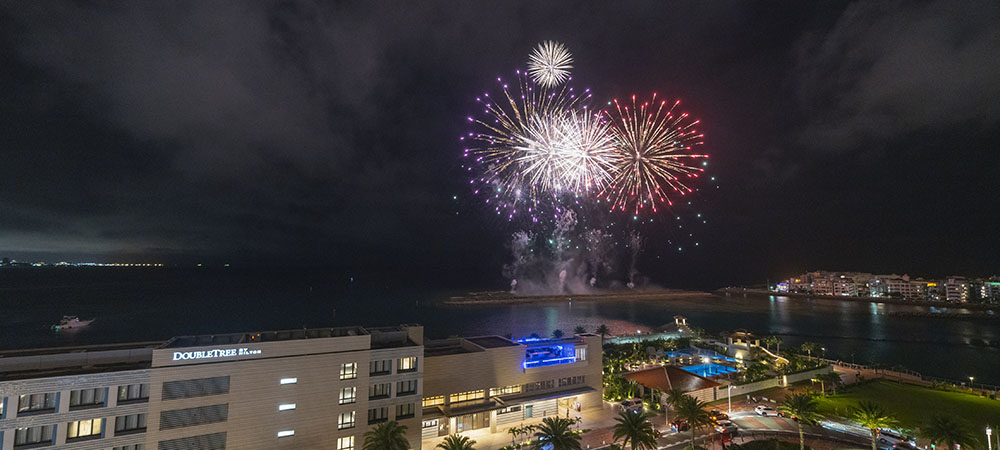 公式 毎週土曜日開催 打ち上げ花火 ホテルの目の前に上がる花火をお楽しみいただけます ニュース トピックス 沖縄のホテルなら ヒルトン沖縄北谷リゾート